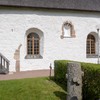 Spor af den oprindelige syddør samt et højtsiddende romansk vindue.