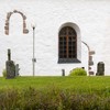 Spor af norddør og romansk vindue.
