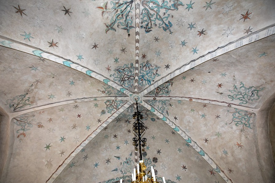 Krydshvælv med halvkapper.