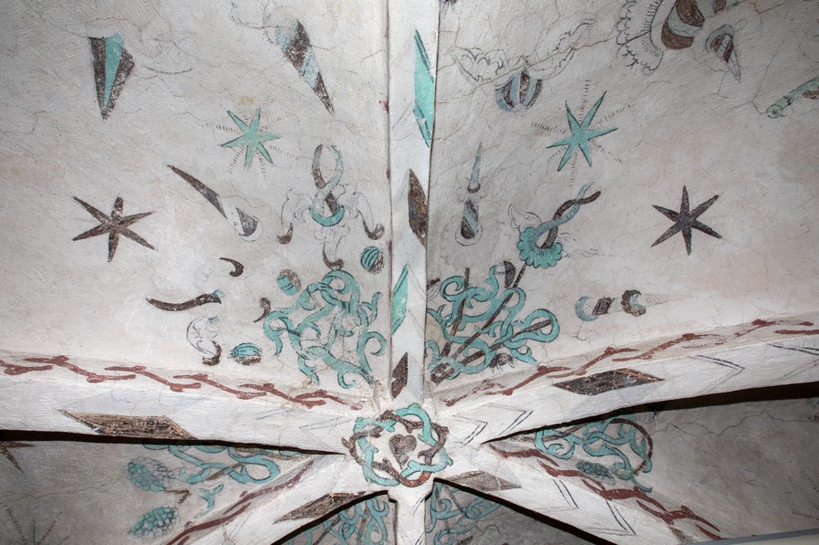 Krydshvælv med halvkapper kun i øst og vest.