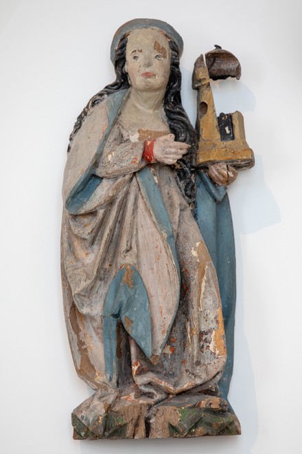 S. Barbara med tårn i venstre hånd.