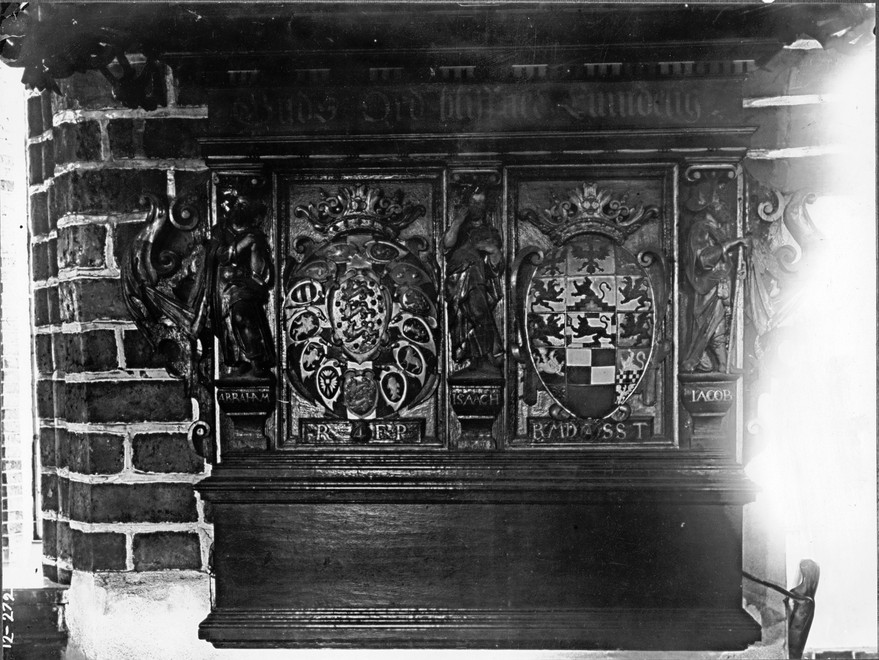 Rygskjold med kongelige våben. Foto: Riksantikvarieämbetet. Public Domain.