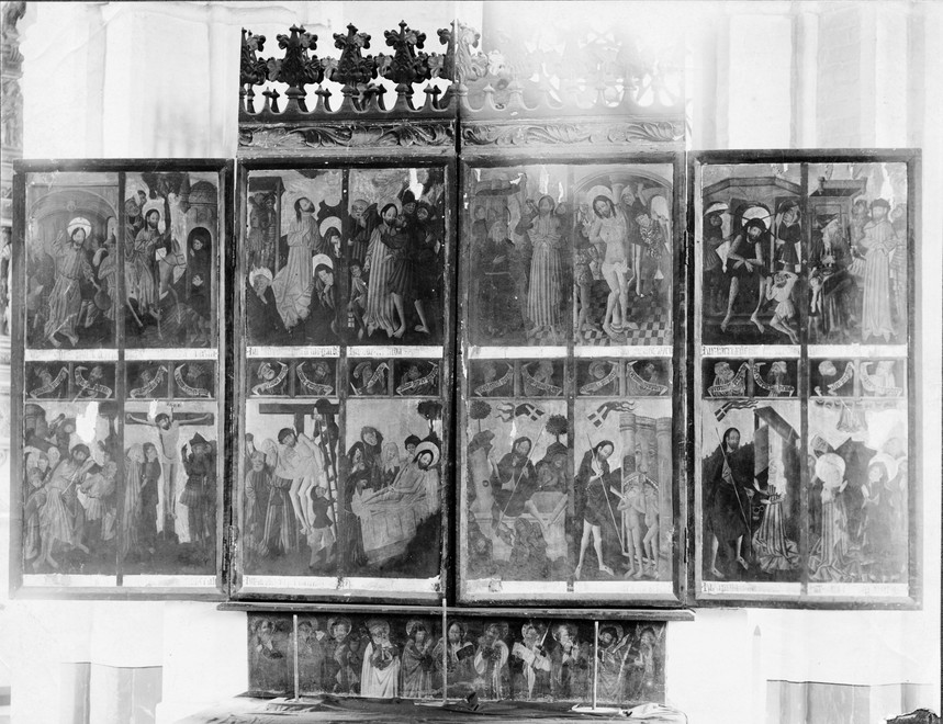 Alterskabet i lukket stand.