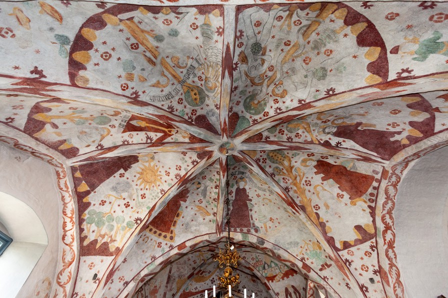 Det 8-delte hvælv med skabelsesberetningen.