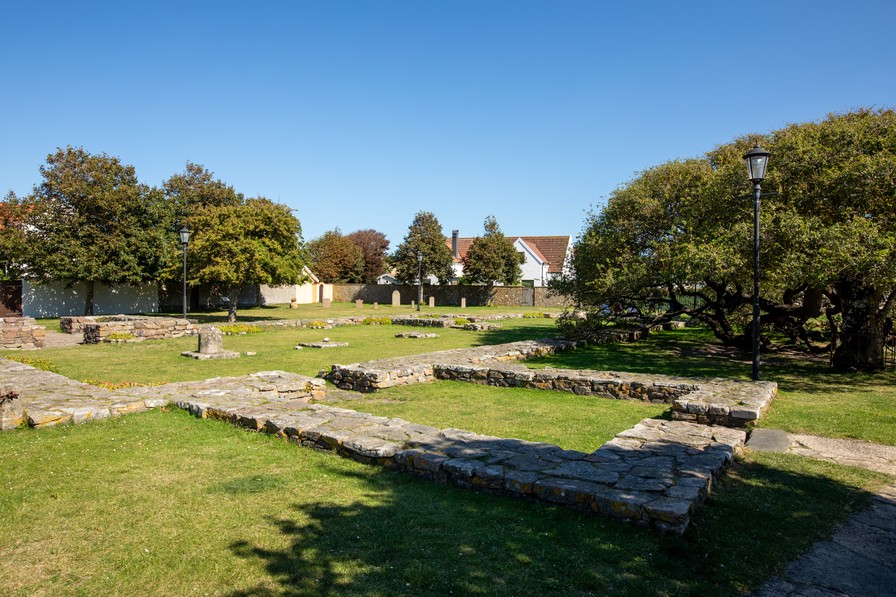 Våbenhus og skib set fra sydvest. I skibet overfor indgangen fra våbenhuset ses et stykke af den søjle, som er omtalt i teksten.