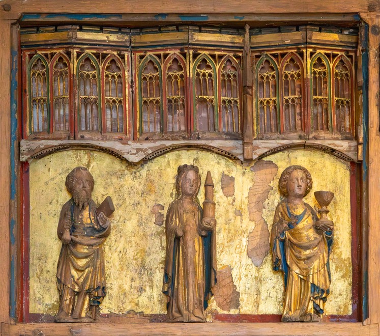 Nordfløj foroven. Uidentificeret. Barbara med krone og tårn i hånden. Johannes Evangelist med kalk.